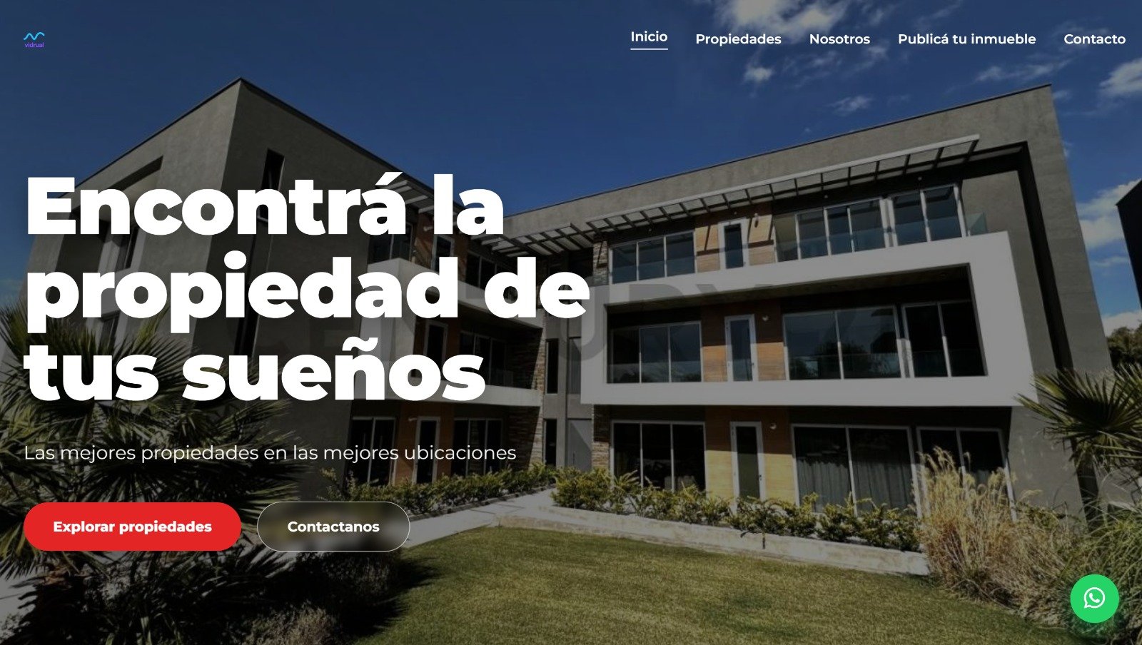 Página de inicio de la web inmobiliaria con imagen destacada de una propiedad y botones para explorar propiedades y contactar